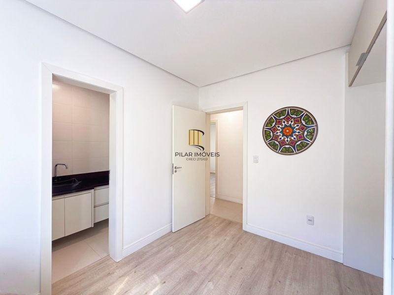 Casa térrea em condomínio fechado com 3 suítes.