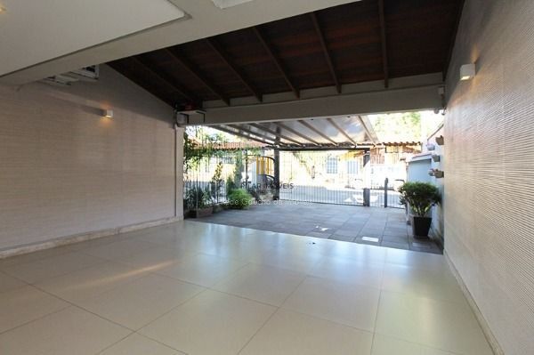Casa em Porto Alegre, no bairro Ipanema, com 4 dormitório(s), e 4 banheiros, à venda.