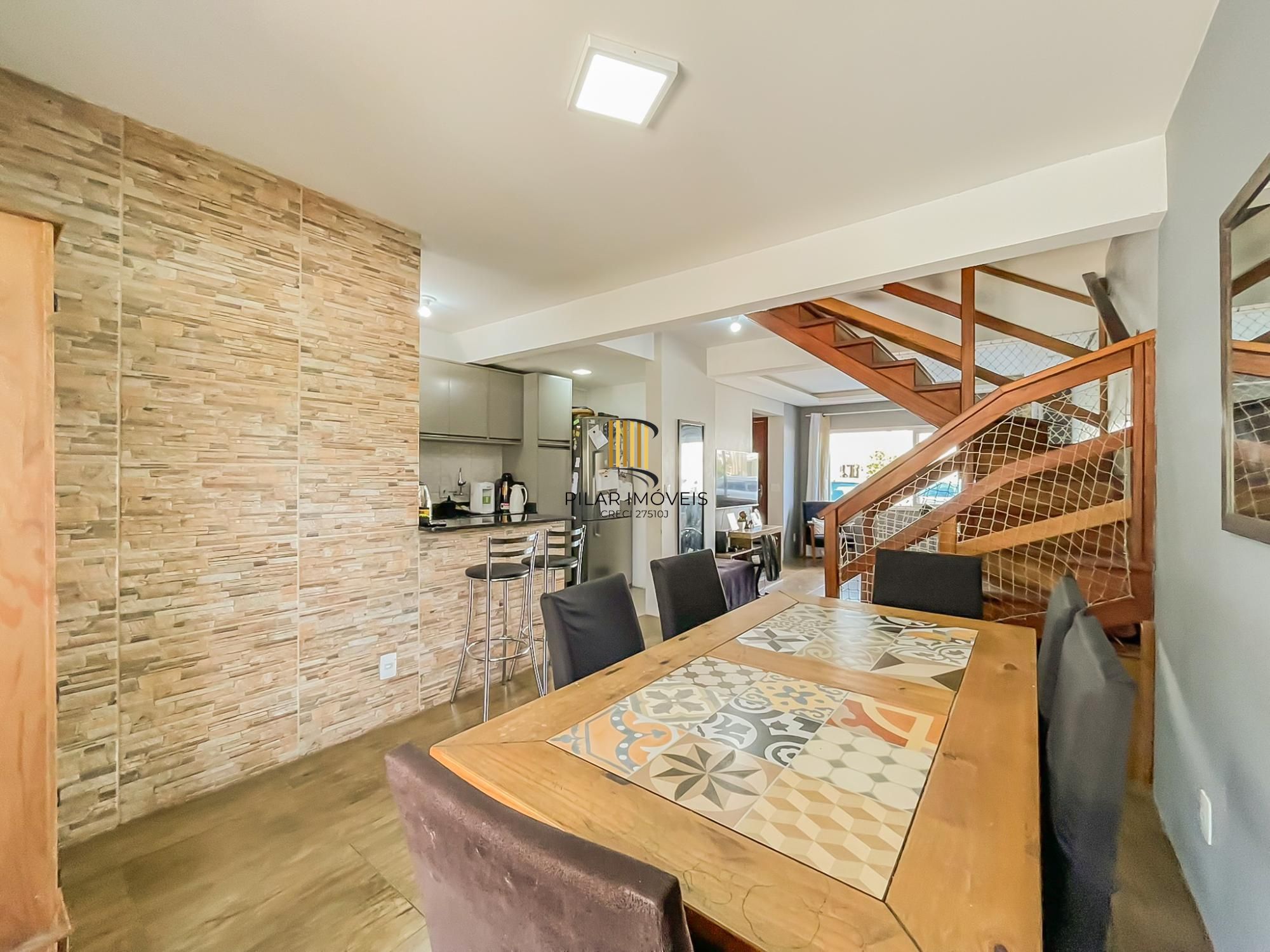 Viva com Conforto e Lazer: Sobrado Impecável com Piscina Privativa