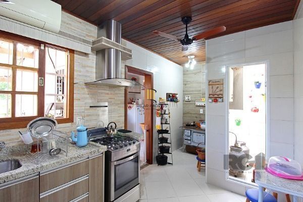 Casa em Porto Alegre, no bairro Serraria, com 3 dormitório(s), e 3 banheiros, à venda.