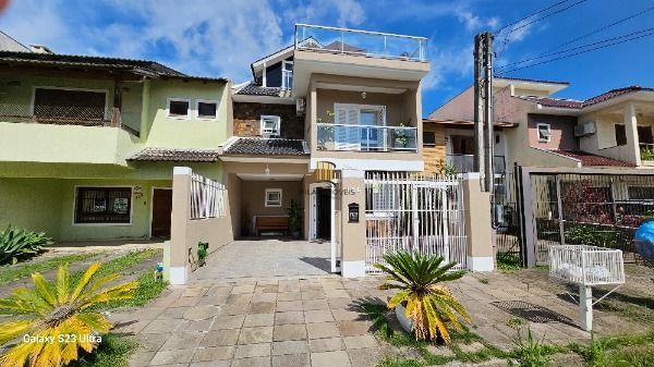 Casa em Porto Alegre, no bairro Hípica, com 3 dormitório(s), e 3 banheiros, à venda.