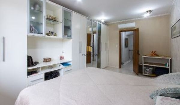 Casa em Porto Alegre, no bairro Ipanema, com 3 dormitório(s), e 3 banheiros, à venda.