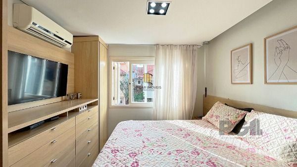 Casa em Porto Alegre, no bairro Campo Novo, com 3 dormitório(s), e 3 banheiros, à venda.