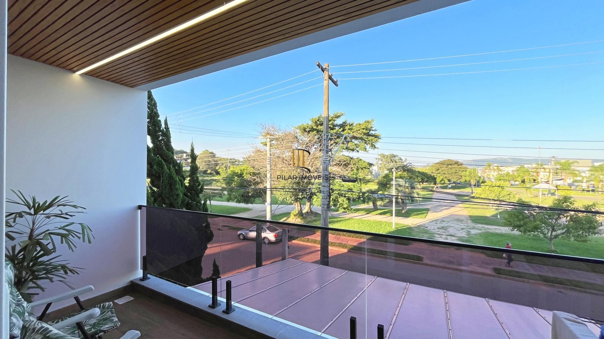 Casa à venda com 174m², 3 dormitórios, 3 suítes, 2 vagas, no bairro Hípica em Porto Alegre