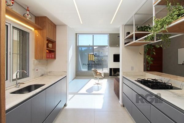 Casa em Porto Alegre, no bairro Espírito Santo, com 3 dormitório(s), e 3 banheiros, à venda.