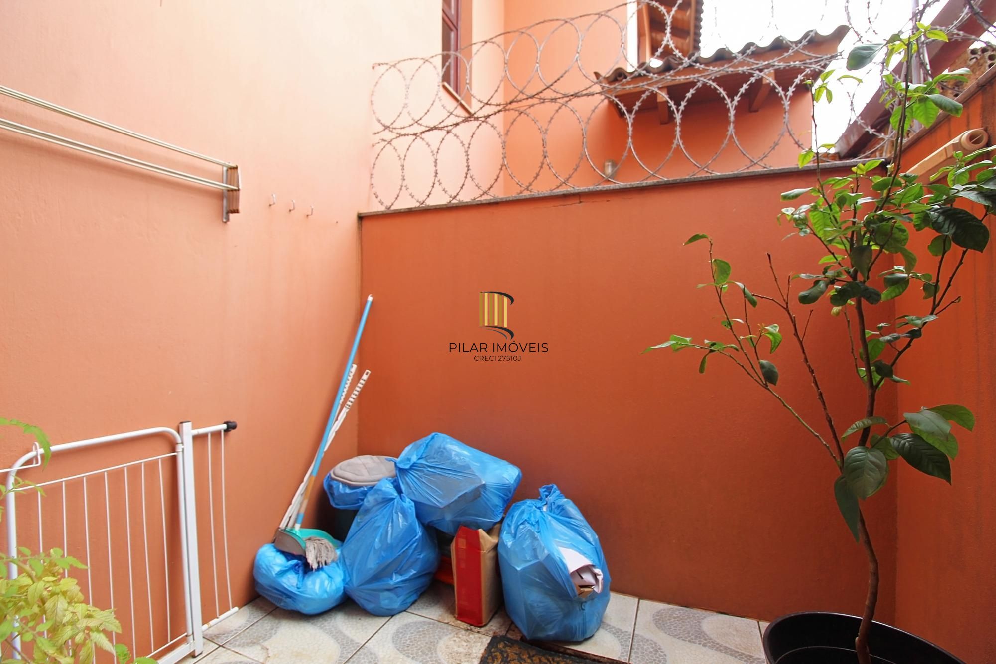 Casa em condomínio com 3 dormitórios, sendo 1 suíte com closet e sacada