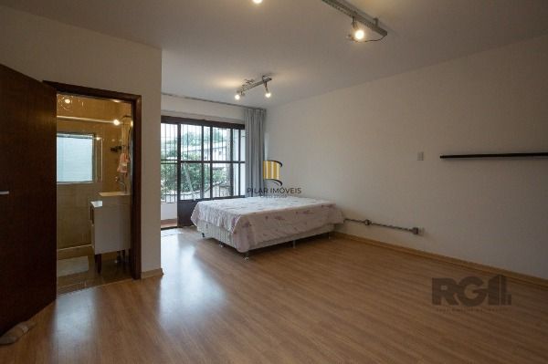 Casa em Porto Alegre, no bairro Medianeira, com 5 dormitório(s), e 5 banheiros, à venda.