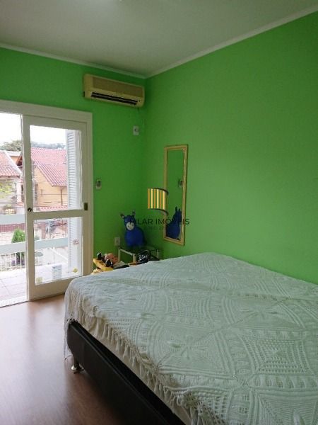 Casa em Porto Alegre, no bairro Espirito Santo, com 4 dormitório(s), e 4 banheiros, à venda.