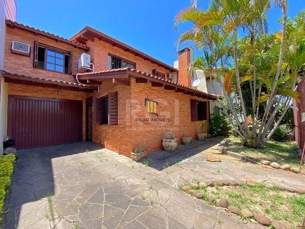Casa em Porto Alegre, no bairro Ipanema, com 3 dormitório(s), e 3 banheiros, à venda.