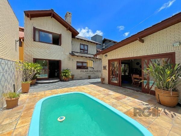 Casa em Porto Alegre, no bairro Ipanema, com 3 dormitório(s), e 3 banheiros, à venda.