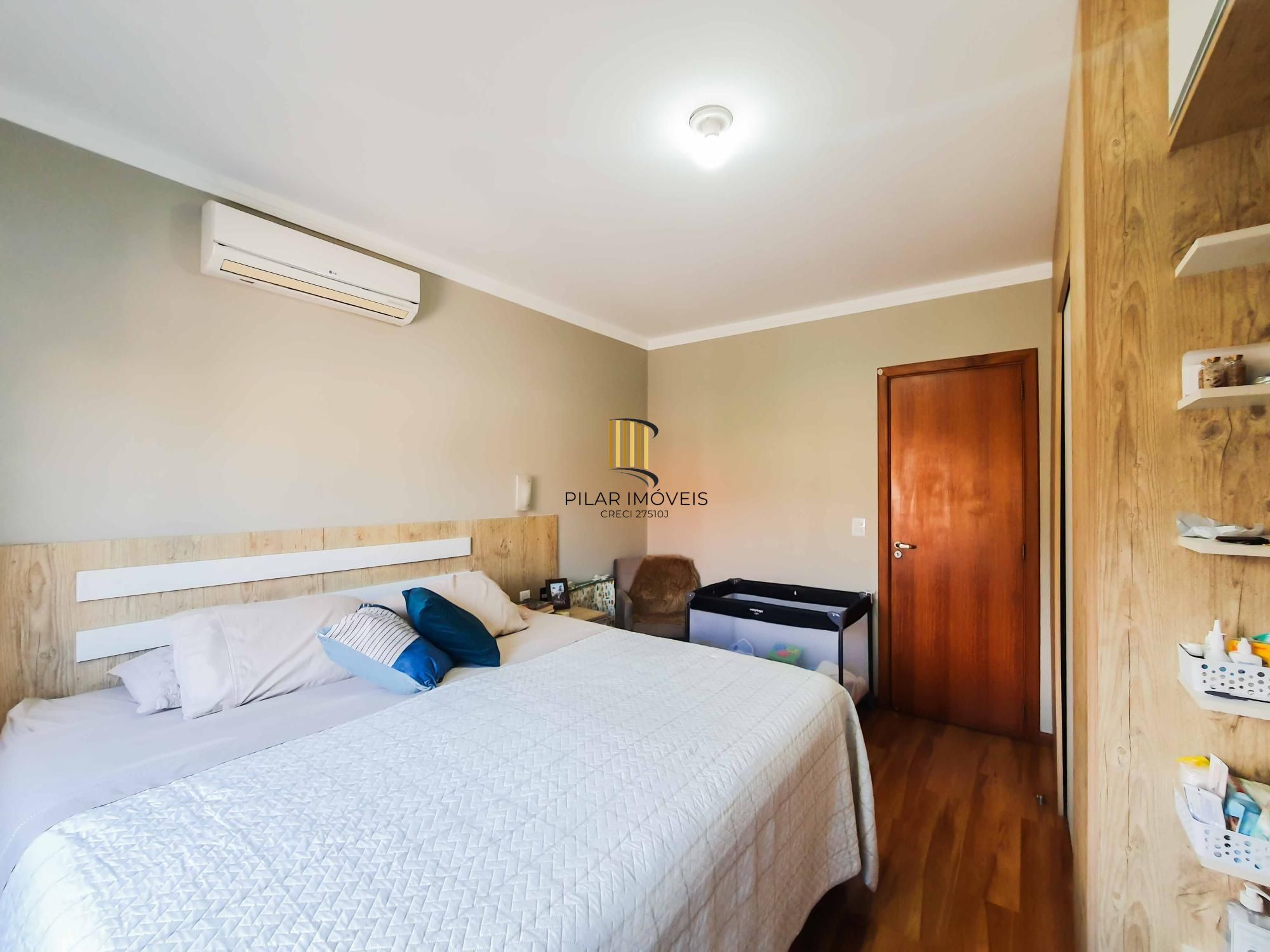 Ótima Casa com 3 dormitórios, semi mobiliada, pátio e vaga para carro.