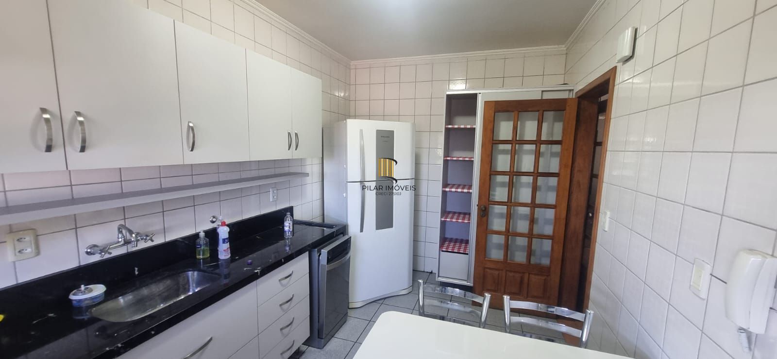 Ótima casa com 3 dormitórios sendo 1suíte e garagem para 4 carros.