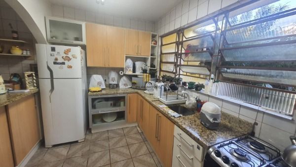 Casa em Porto Alegre, no bairro Nonoai, com 3 dormitório(s), e 3 banheiros, à venda.