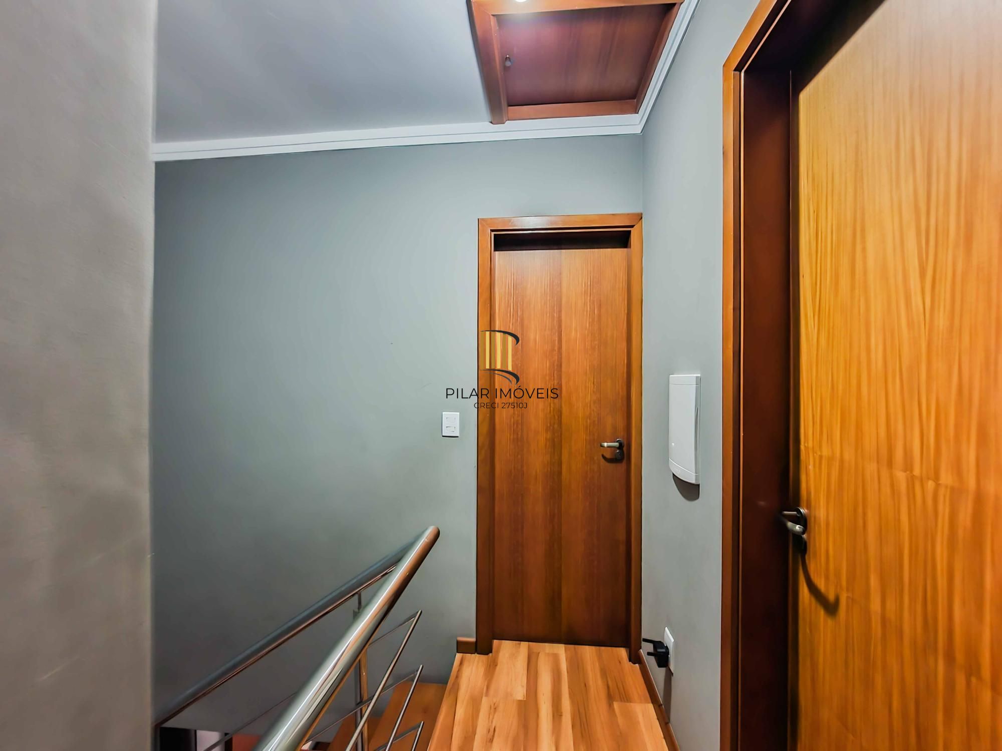 Ótima Casa com 3 dormitórios, semi mobiliada, pátio e vaga para carro.