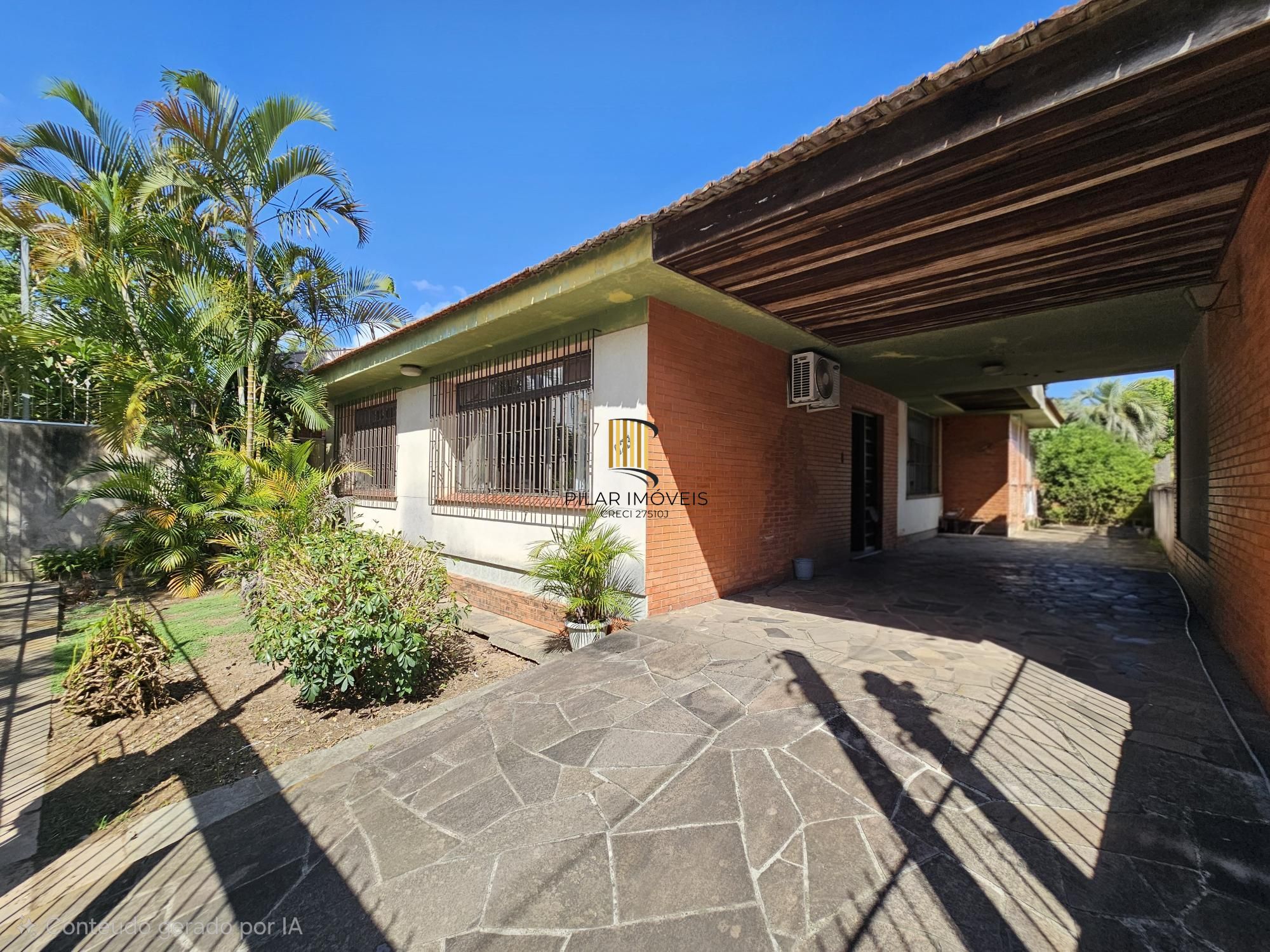 Casa térrea no coração do bairro Tristeza com terreno de 840,00m² excelente localização, ideal para construtoras.