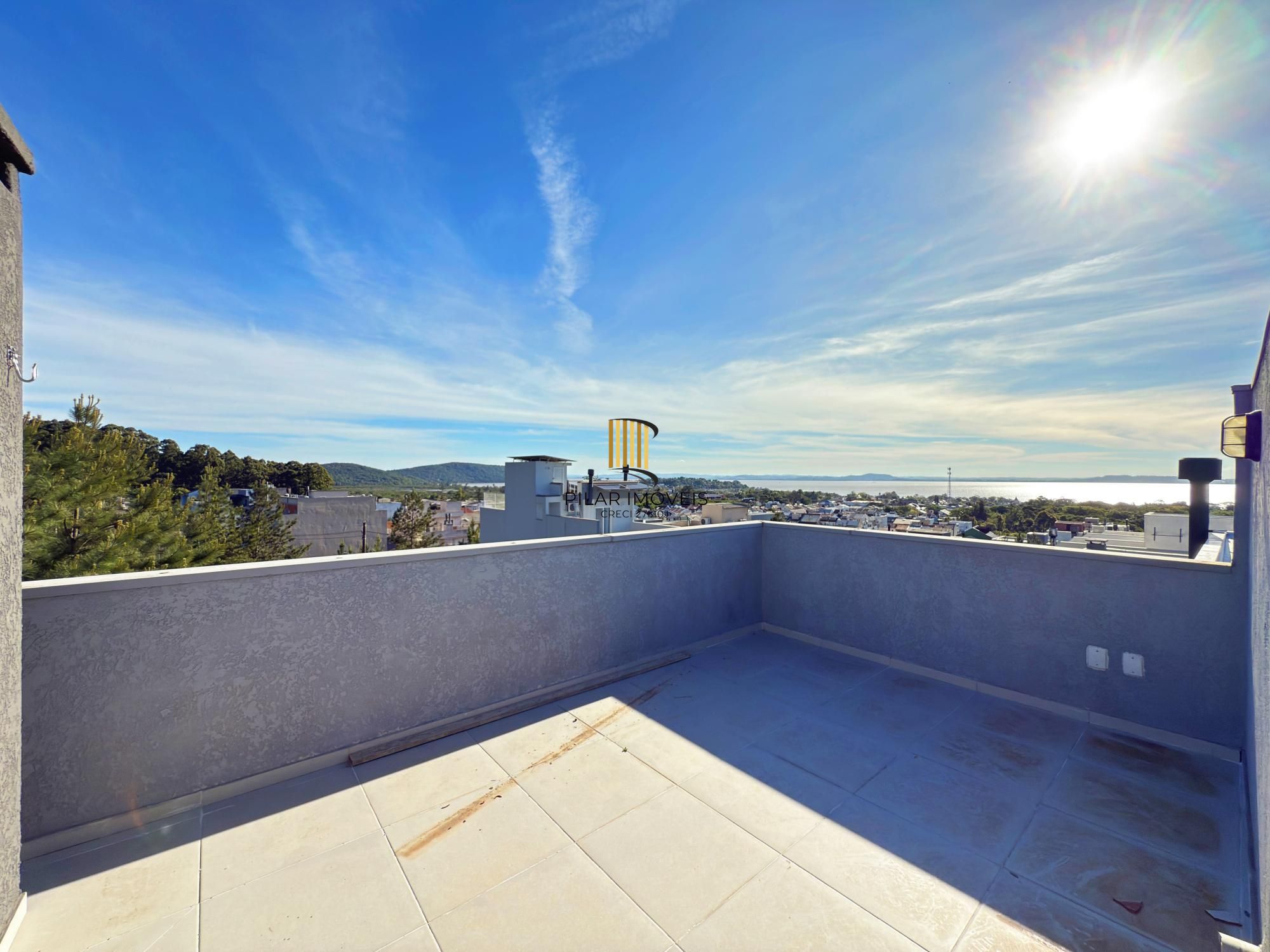 Casa moderna com 3 dormitórios com pátio grande e vista para o Rio Guaíba!