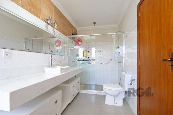 Casa em Porto Alegre, no bairro Hípica, com 3 dormitório(s), e 3 banheiros, à venda.