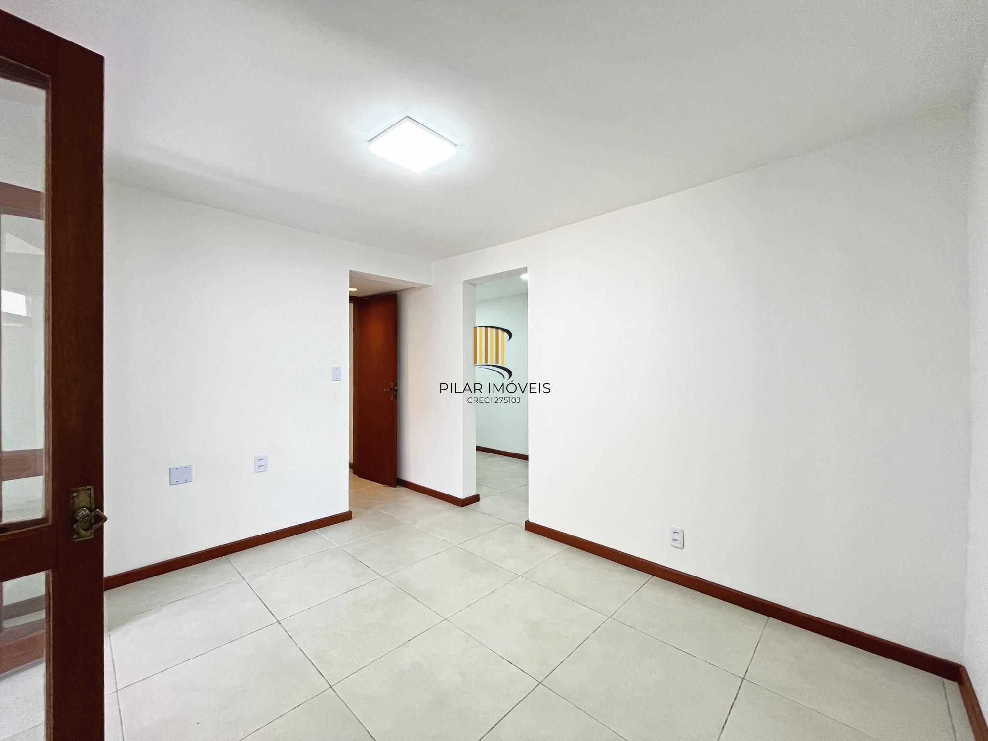 Casa com suíte no térreo em condomínio fechado