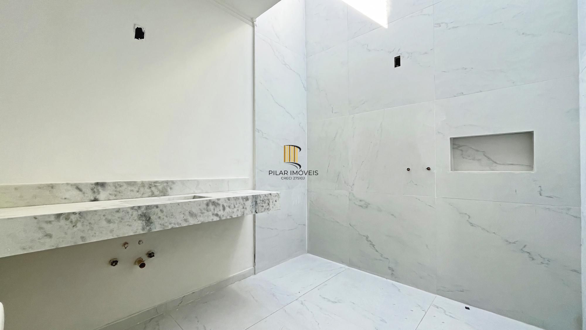 Casa 4 dormitórios( 1 dorm térreo) no Condomínio Villa Amalfi, na zona sul de Porto Alegre.