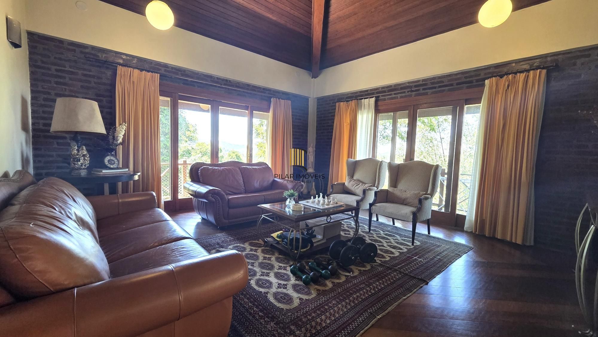 Belíssima residência com 4 dormitórios, 2 suítes com closet e vista deslumbrante para o Guaíba.