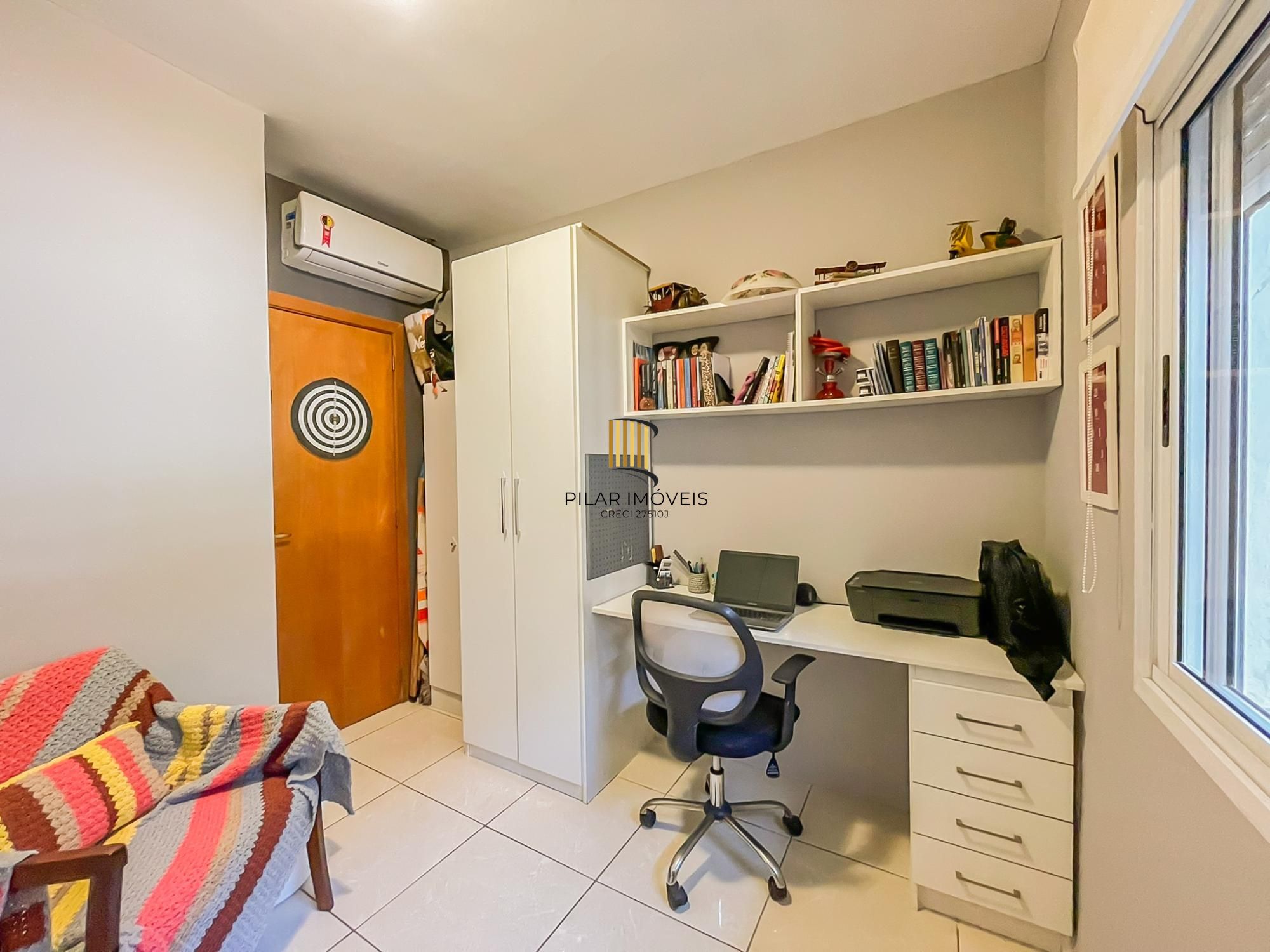 Casa 2 dormitórios em condomínio, semi mobiliada, vaga coberta para 2 carros, lareira e pátio com churrasqueira. Condomínio com infra de lazer completo. Próximo ao comércio e todas as conveniências do bairro.