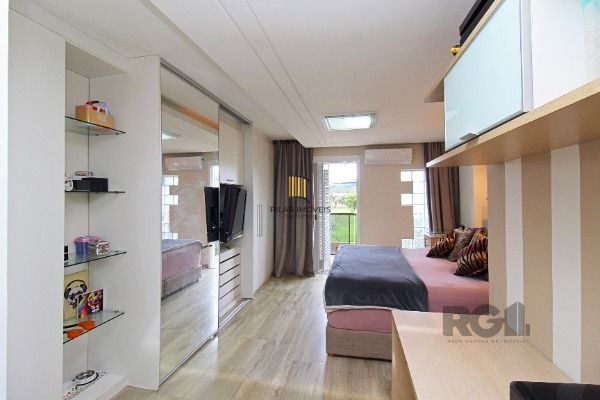 Casa em Porto Alegre, no bairro Hípica, com 2 dormitório(s), e 2 banheiros, à venda.
