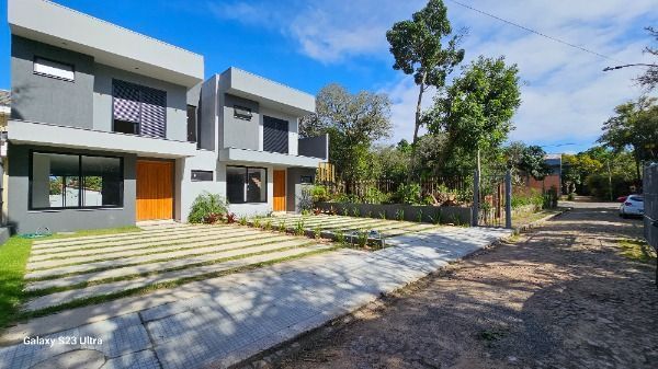 Casa em Porto Alegre, no bairro Ipanema, com 3 dormitório(s), e 3 banheiros, à venda.