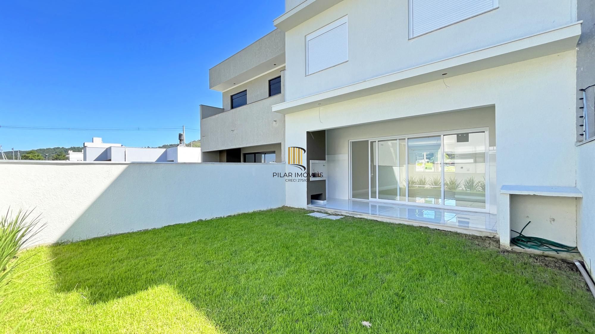 Casa em Porto Alegre, no bairro Hípica, com 3 dormitório(s), e 3 banheiros, à venda.