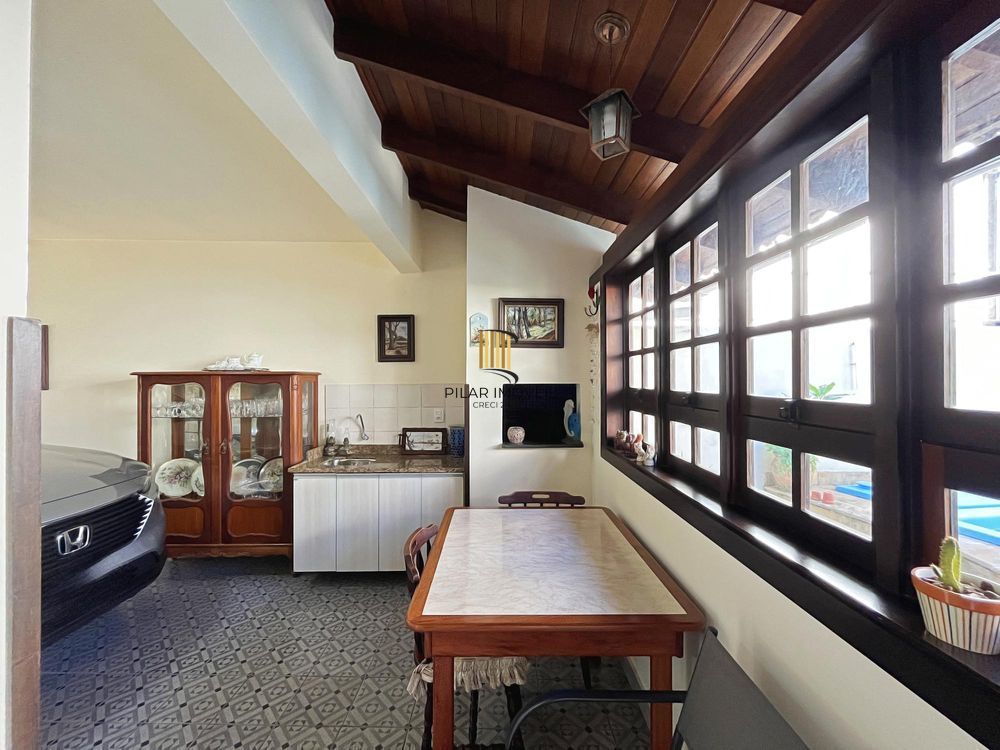 Ótima residência com 3 dormitórios, sendo 1 suíte, lareira e piscina.