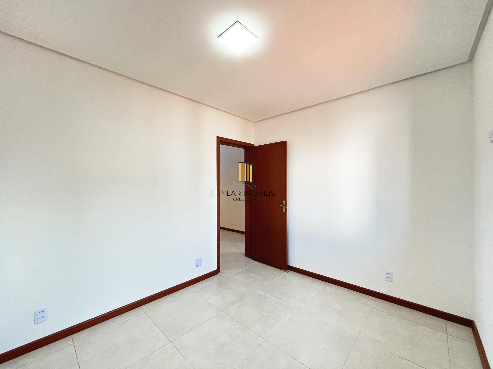 Casa com suíte no térreo em condomínio fechado