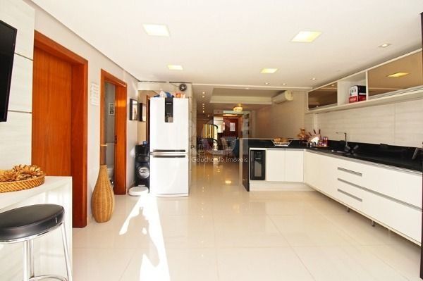 Casa em Porto Alegre, no bairro Ipanema, com 4 dormitório(s), e 4 banheiros, à venda.