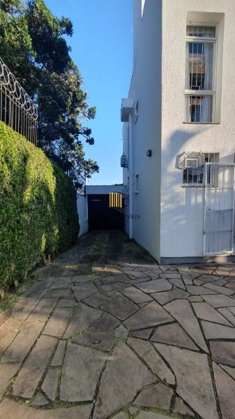 Casa em Porto Alegre, no bairro Espírito Santo, com 3 dormitório(s), e 3 banheiros, à venda.