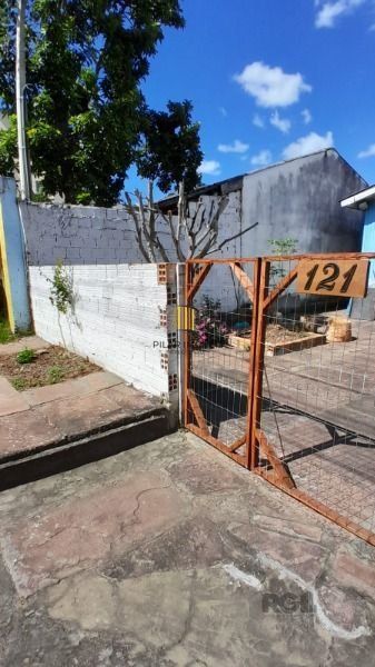 Casa em Porto Alegre, no bairro Restinga, com 2 dormitório(s), e 2 banheiros, à venda.