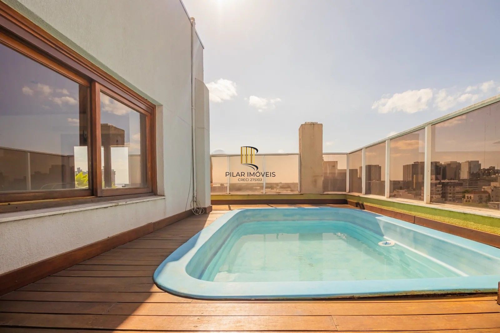 Belíssima cobertura duplex, com 262m2, 3 dormitórios e 2 vagas de garagem.