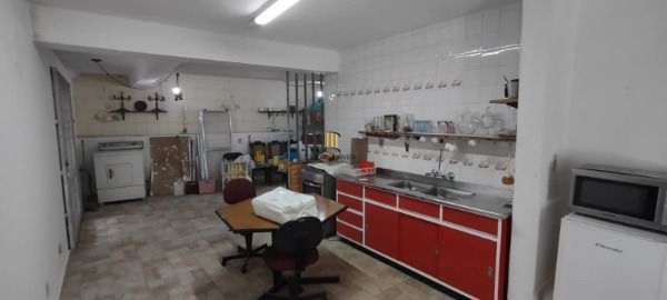 Casa em Porto Alegre, no bairro Jardim Isabel, com 5 dormitório(s), e 5 banheiros, à venda.