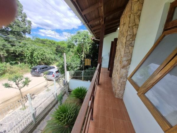 Sobrado em Porto Alegre, no bairro Ponta Grossa, com 4 dormitório(s), e 4 banheiros, à venda.