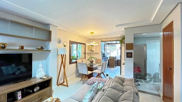 Casa em Porto Alegre, no bairro Campo Novo, com 3 dormitório(s), e 3 banheiros, à venda.