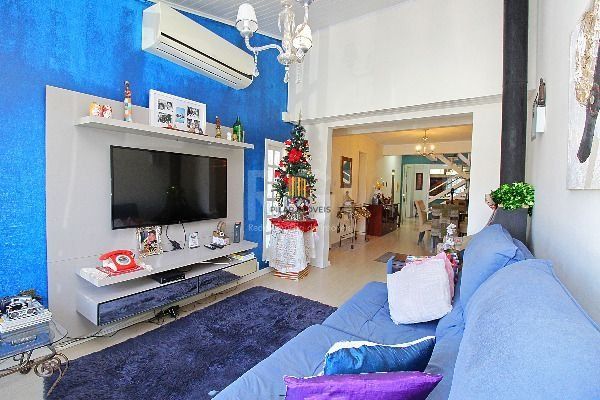 Casa em Porto Alegre, no bairro Ipanema, com 3 dormitório(s), e 3 banheiros, à venda.
