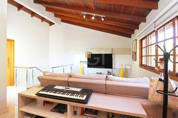 Casa em Porto Alegre, no bairro Ipanema, com 4 dormitório(s), e 4 banheiros, à venda.