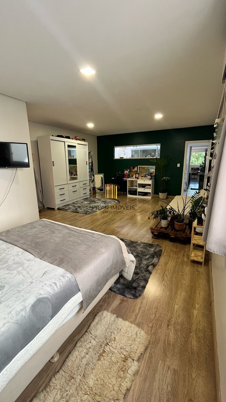 Vendo prédio comercial com 01 loja e 02 apartamentos. Excelente para investimento.