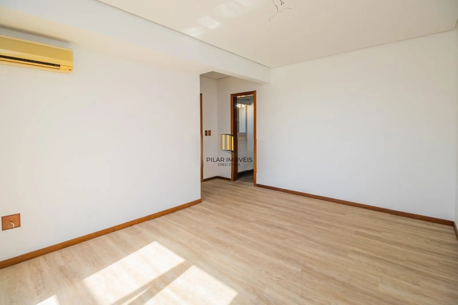 Belíssima cobertura duplex, com 262m2, 3 dormitórios e 2 vagas de garagem.