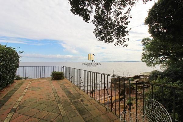 Casa em Porto Alegre, no bairro Pedra Redonda, com 7 dormitório(s), e 7 banheiros, à venda.