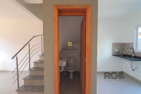 Casa Condominio em Porto Alegre, no bairro Vila Nova, com 2 dormitório(s), e 2 banheiros, à venda.