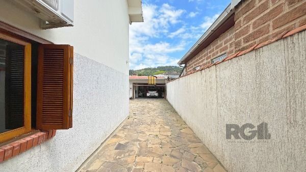 Casa em Porto Alegre, no bairro Aberta dos Morros, com 3 dormitório(s), à venda.