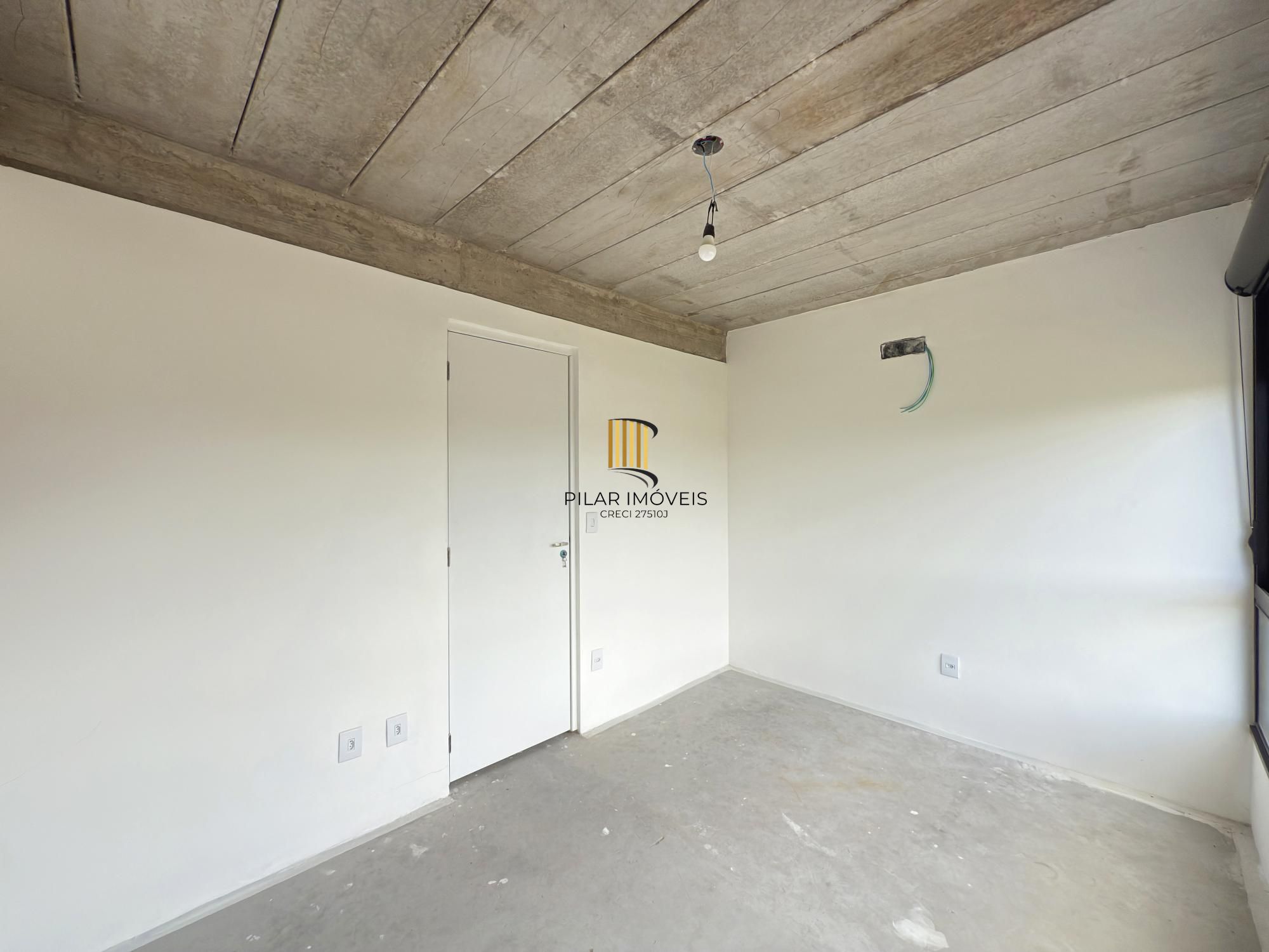 Sobrado em condomínio em Porto Alegre, no bairro Hípica, com 3 dormitórios.