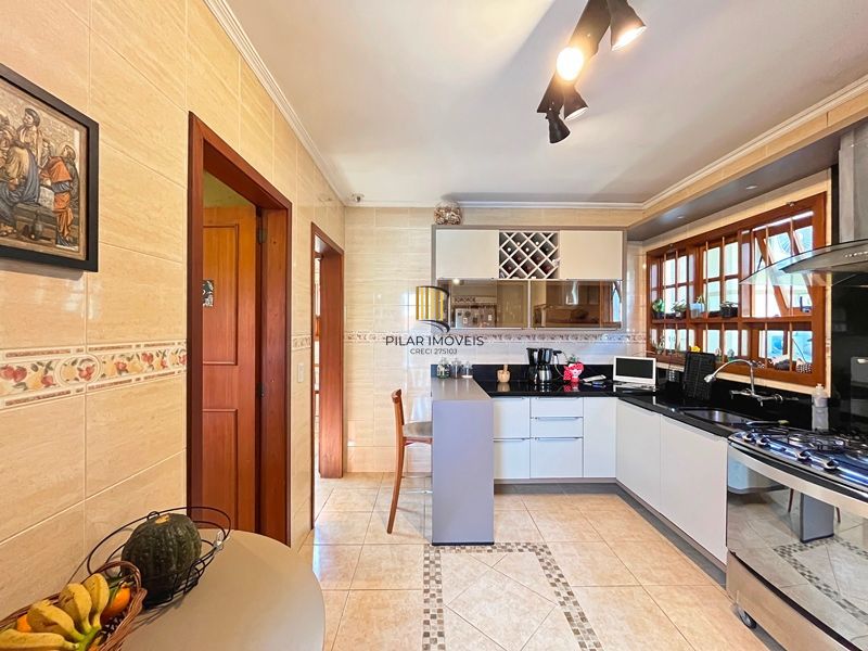 Ótima casa térrea com 4D, piscina e garagem fechada para 2 carros no Jardim Medianeira.