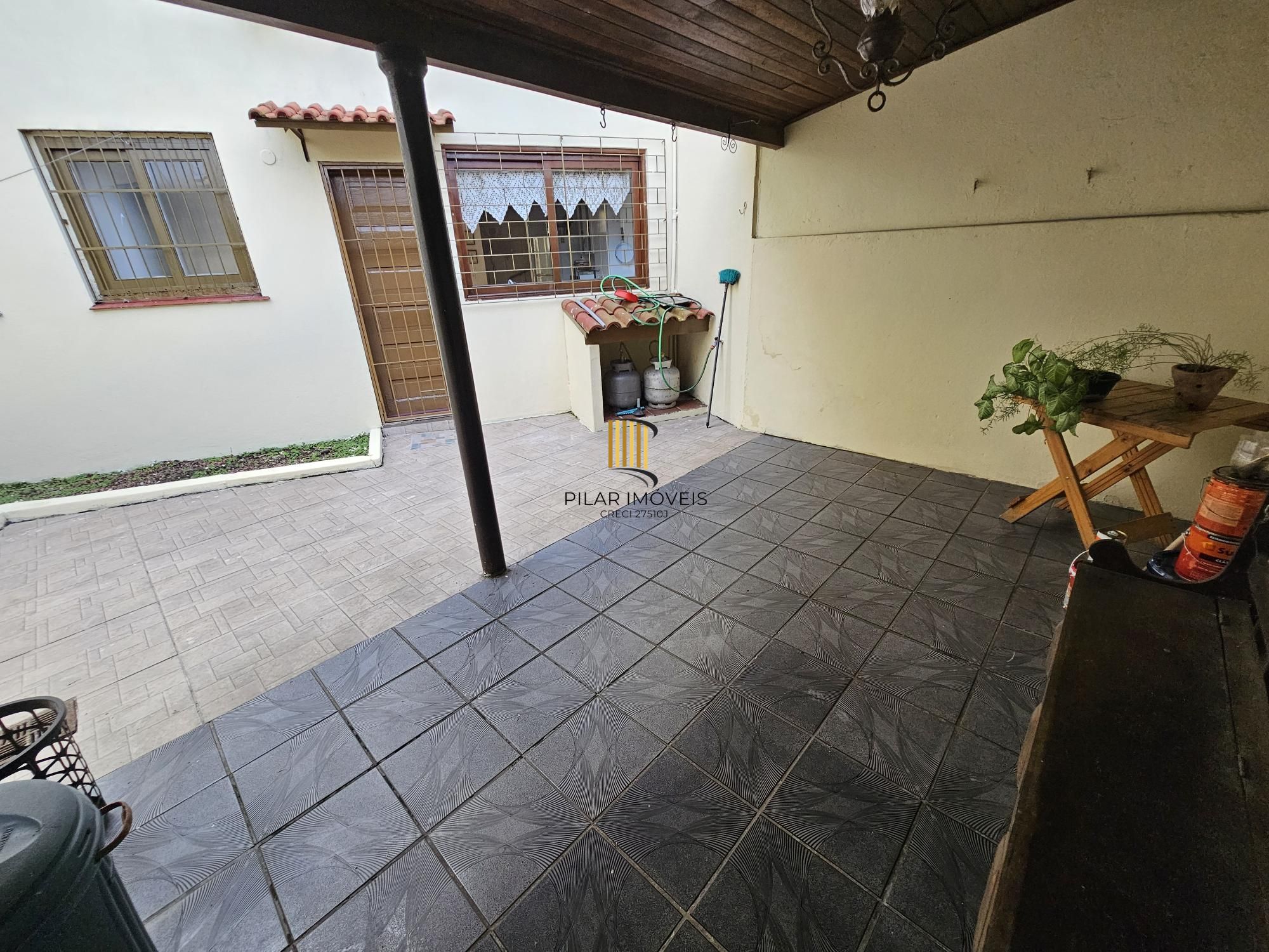 Casa 3 dormitórios no bairro Hípica