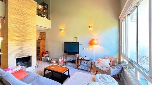 Casa em Porto Alegre, no bairro Hípica, com 3 dormitório(s), e 3 banheiros, à venda.