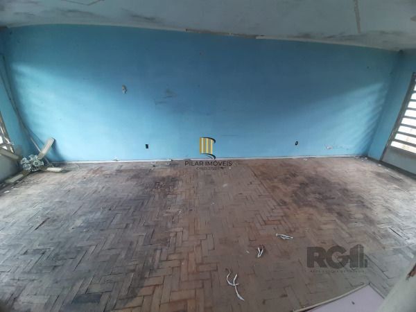Casa em Porto Alegre, no bairro Cristal, com 4 dormitório(s), e 4 banheiros, à venda.