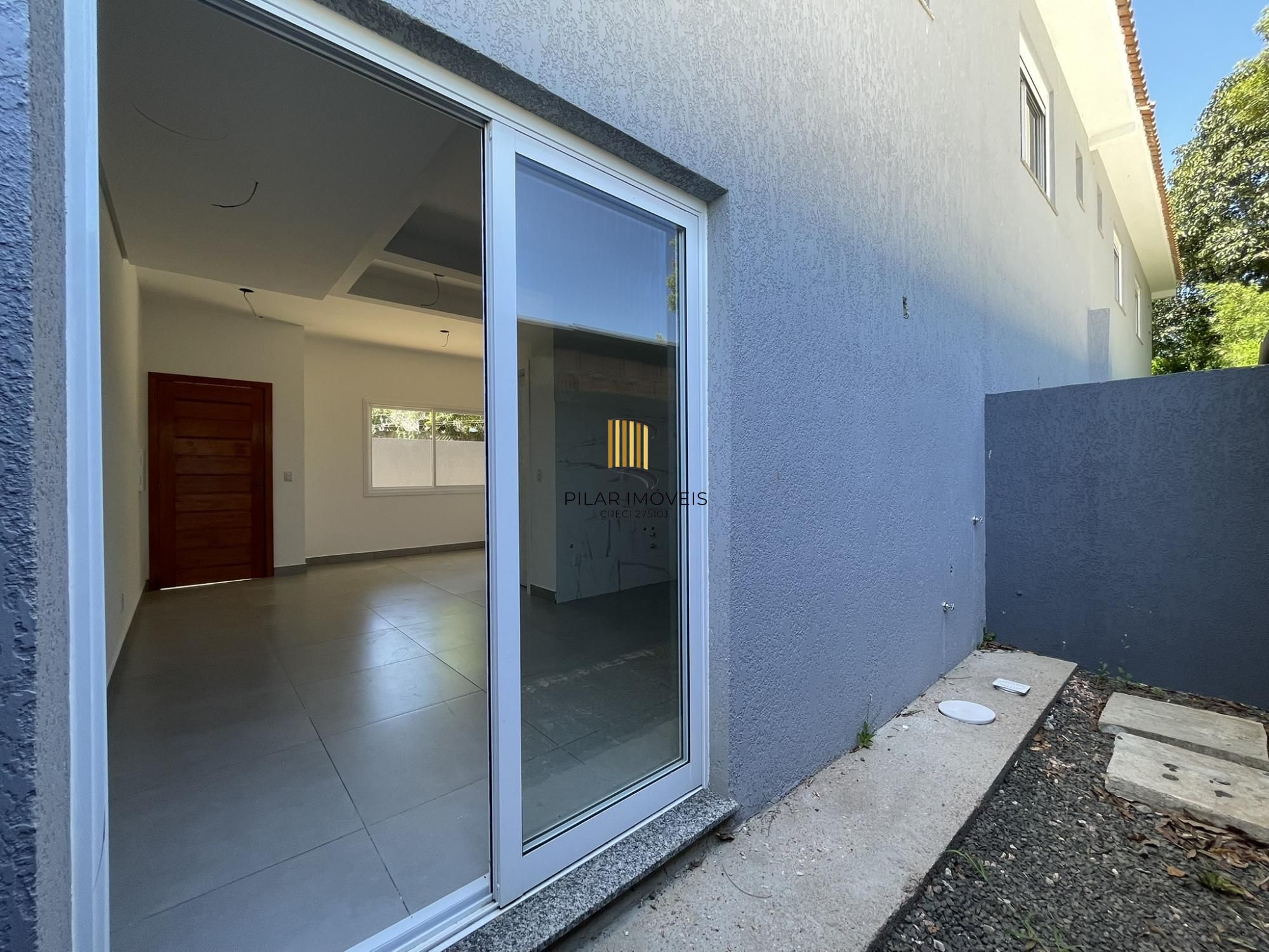 Casa Condominio em Porto Alegre, no bairro Nonoai, com 2 dormitório(s), e 2 banheiros, à venda.